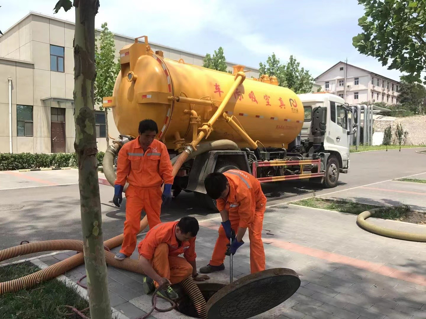 寿光管道疏通车停在窨井附近