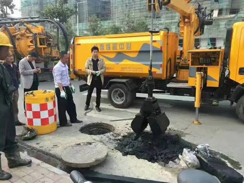 寿光街道：网格员化身“清道夫”，为民解忧疏通“堵心”化粪池