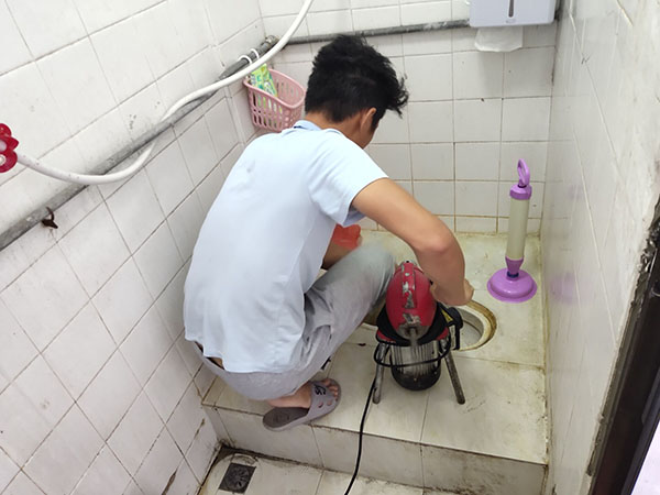 寿光肥皂掉到马桶里把马桶堵住了怎么办？马桶堵住了怎么办