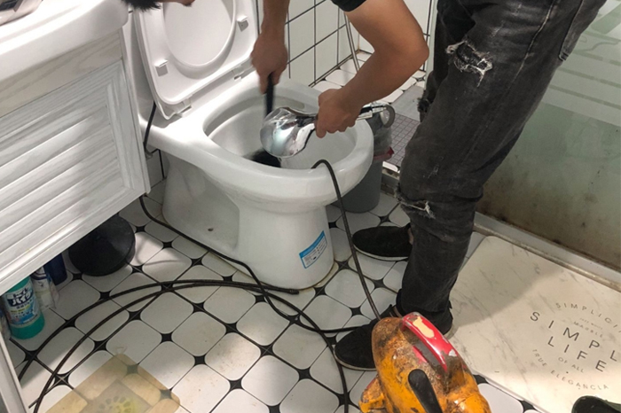 寿光马桶堵塞自己疏通还是找师傅?专业上门服务让你省时更省心